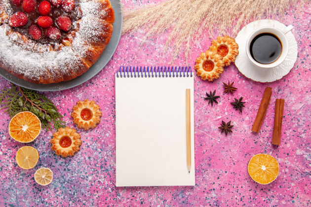 茶俯瞰美味的蛋糕 带记事本和茶点 粉色桌上蛋糕糖甜烤饼干的颜色花颜色记事本