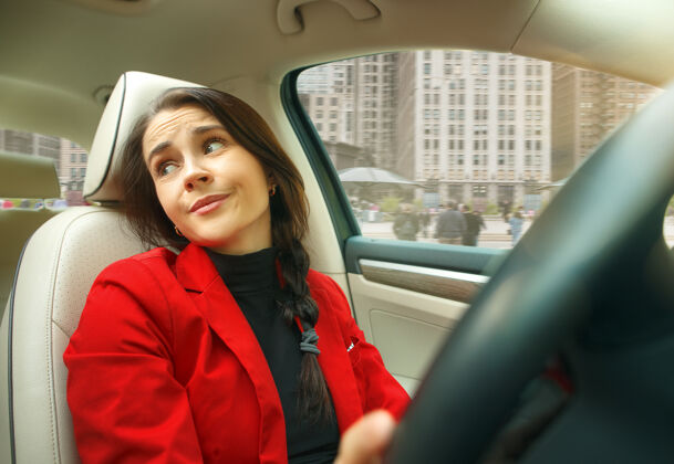 内饰开车在城里转年轻漂亮的女人开车优雅客舱交通
