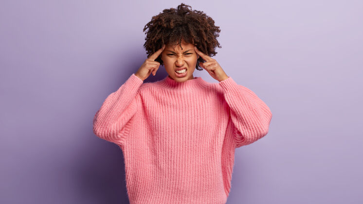 非洲非洲裔美国妇女患有偏头痛 摸太阳穴 需要止痛药 咬紧牙关 无法承受疼痛头发跳楼过度工作