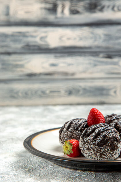 草莓正面图美味的巧克力蛋糕表面有新鲜的红色草莓巧克力糖饼干甜蛋糕烤饼干水果烘焙甜点