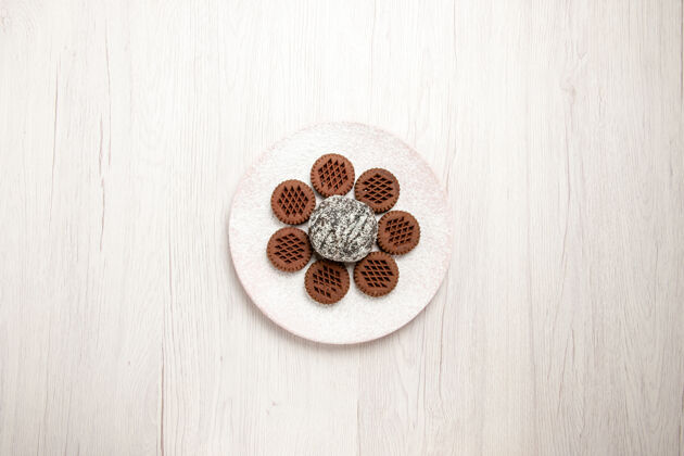 饼干俯瞰美味的巧克力饼干和小可可蛋糕在白色的桌子上可可香料派