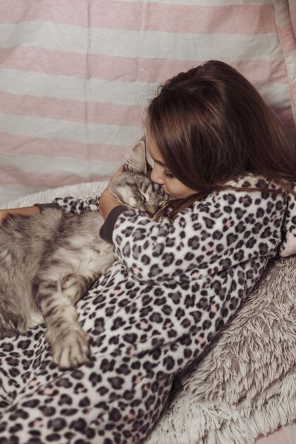 小猫穿着睡衣的女孩亲吻她的猫女性可爱年轻