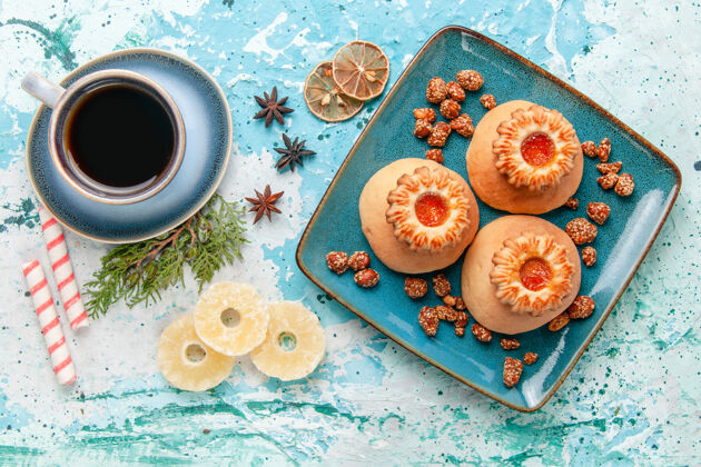 早餐俯瞰美味的饼干与咖啡淡蓝色表面饼干饼干甜甜糖的颜色生的风曲奇