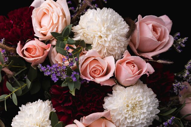 花一束粉红色玫瑰和白色花朵的特写镜头 背景为黑色植物花瓣花