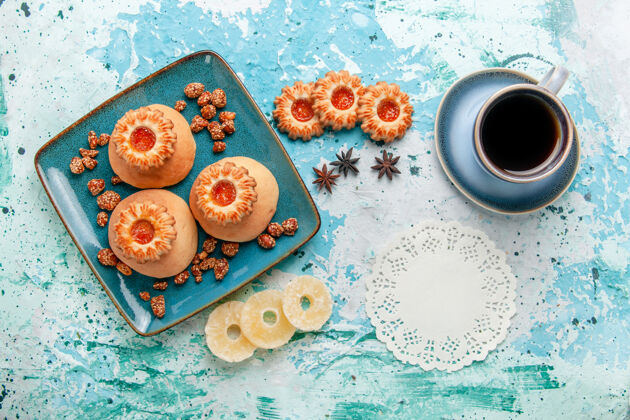 美食俯视美味的饼干与干菠萝环上的浅蓝色饼干饼干饼干甜甜的糖的颜色生的曲奇饼干的