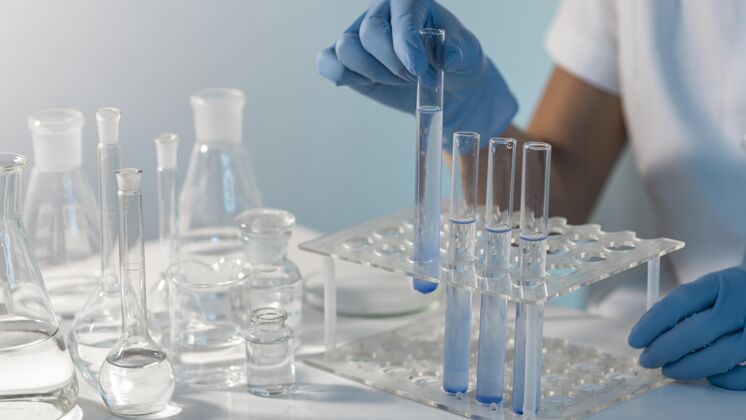 科学特写手拿实验管玻璃器皿化学水平