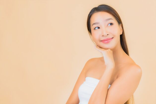 肖像肖像美丽的年轻亚洲女子在温泉与自然化妆米色化妆品水疗干净