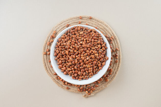 有机把生豆子放在水泥盘子里烤成褐色植物异国情调素食