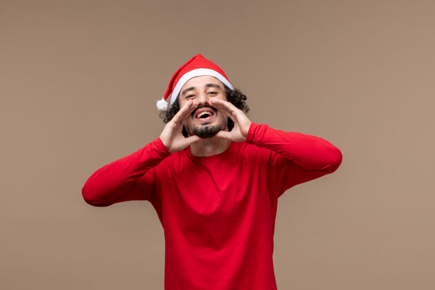 艺人正面图红色的男性在棕色背景节日情感圣诞节上情感地呼唤男人情感圣诞节