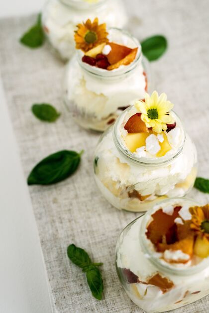 美味精选美味甜美的香草冰淇淋 放在装饰着黄色花朵的玻璃罐里奶油选择性焦点