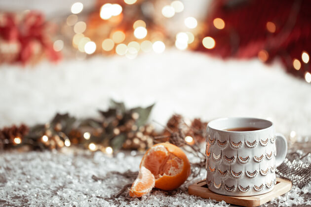 茶舒适的冬日墙壁上有一个漂亮的杯子和橘子果酱Hygge组成节日