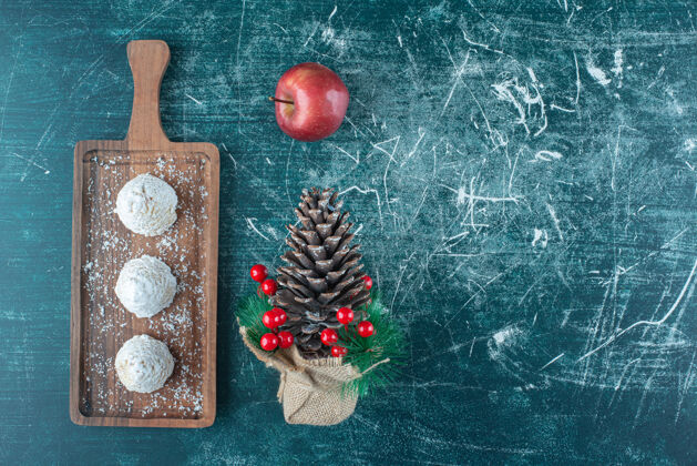 圣诞节香草蛋糕放在一个小盘子里 一个苹果和一个蓝色的圣诞装饰品美味美味视图