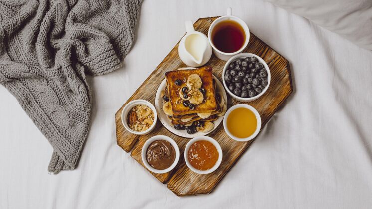 小吃丰盛的早餐吐司配蓝莓和香蕉床早上餐
