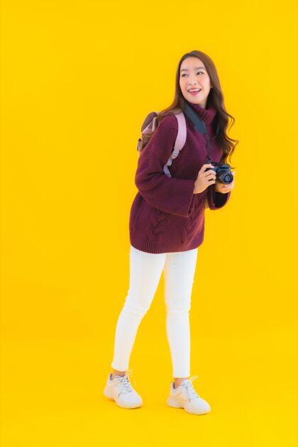 背包客带着背包和相机的美丽亚洲年轻女子的肖像 用于度假旅行背包独唱检疫