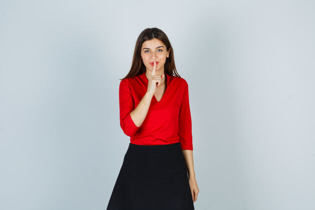 休闲穿红色上衣 黑色短裙的年轻女子表现出沉默的姿态 看起来很可爱女性年轻人