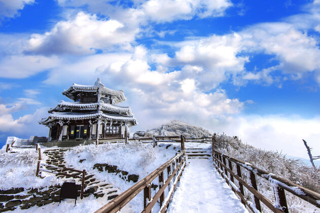 山韩国的德古山冬天被雪覆盖雾下雪雾