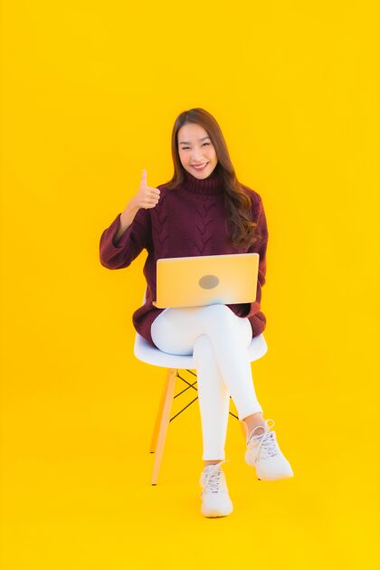 计算机肖像美女亚洲年轻女子用笔记本电脑学习工作漂亮