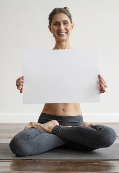 放松练习瑜伽 举着空白标语牌的女人女性娱乐垂直