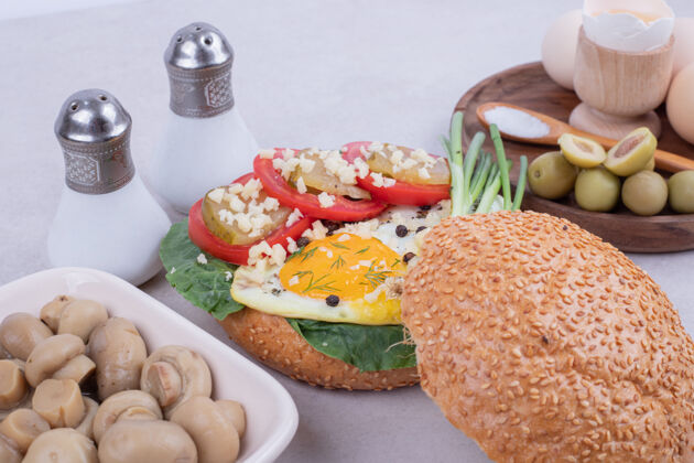 橄榄美味的汉堡配蘑菇和鸡蛋素食者面包盐