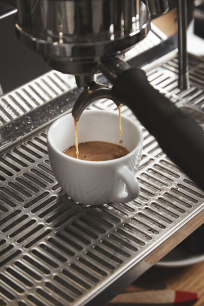 器皿在咖啡厅的大意大利咖啡机上准备咖啡特写杯子咖啡早餐