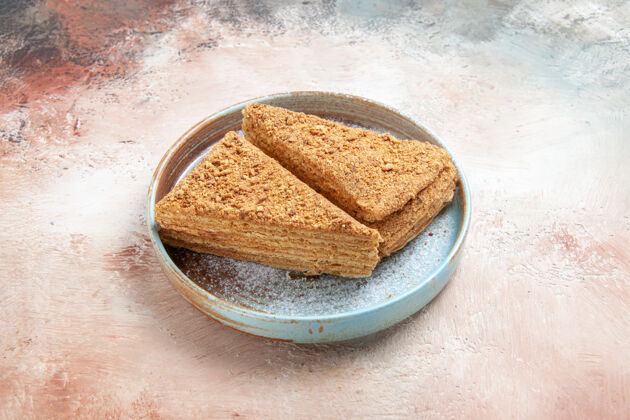 面包美味的蜂蜜蛋糕内托盘白色蜂蜜蛋糕切片