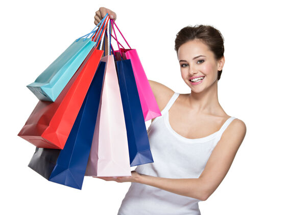 购物购物后带着购物袋的快乐的年轻微笑的女人买女包