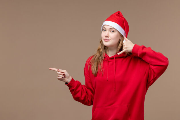工人正面图圣诞女孩微笑棕色背景女人节日圣诞情感节日帽子背景
