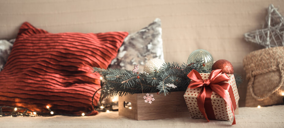家圣诞礼物放在客厅的沙发上 搭配节日装饰物品生活经典圣诞节