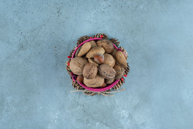 杏仁一堆各式各样的坚果放在大理石上的小桶里配料美味水果