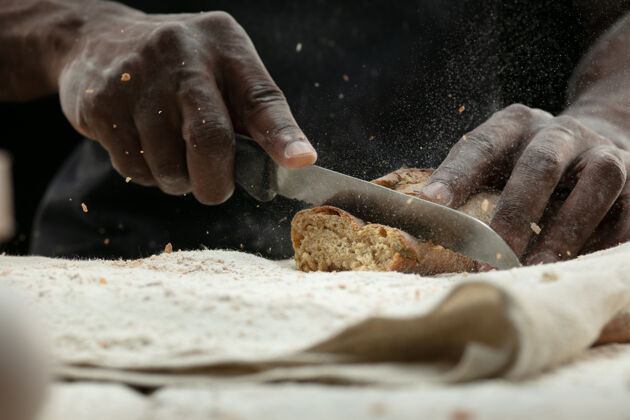 食物非洲裔美国人用菜刀切新鲜面包的特写镜头幸福手休闲