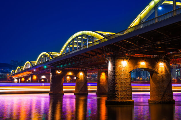 连接韩国汉城夜晚的汉港大桥街道水码头