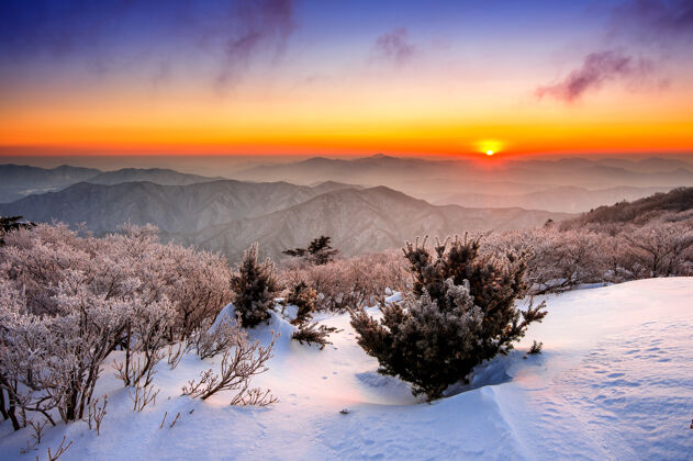 风景韩国 冬天 德古桑山上的日出被白雪覆盖首尔雪冰