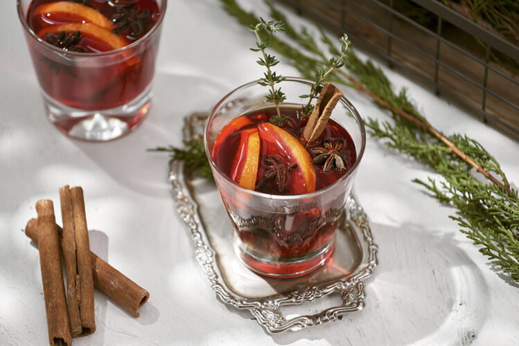 玻璃一杯加橘子和肉桂的热葡萄酒选择性聚焦温暖的苹果酒秋天
