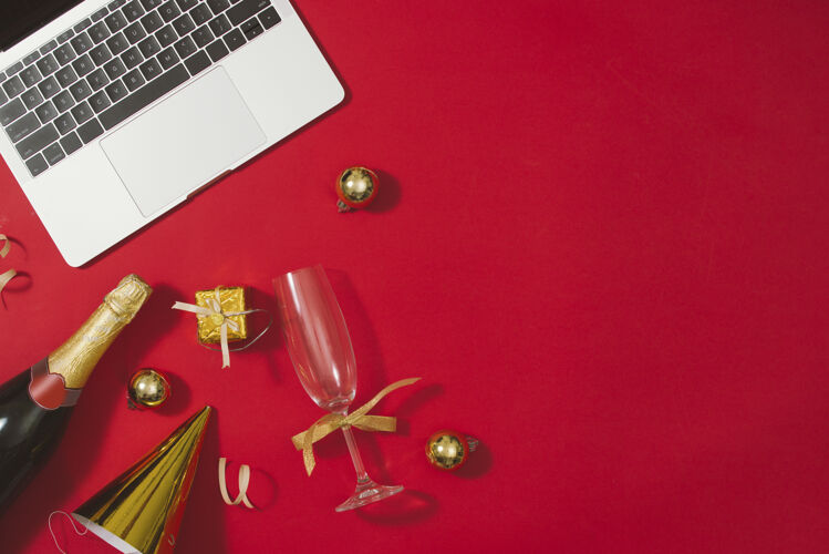 笔记本电脑平放 顶视图办公桌红色表面上有笔记本电脑和圣诞装饰品的工作区室内配件键盘