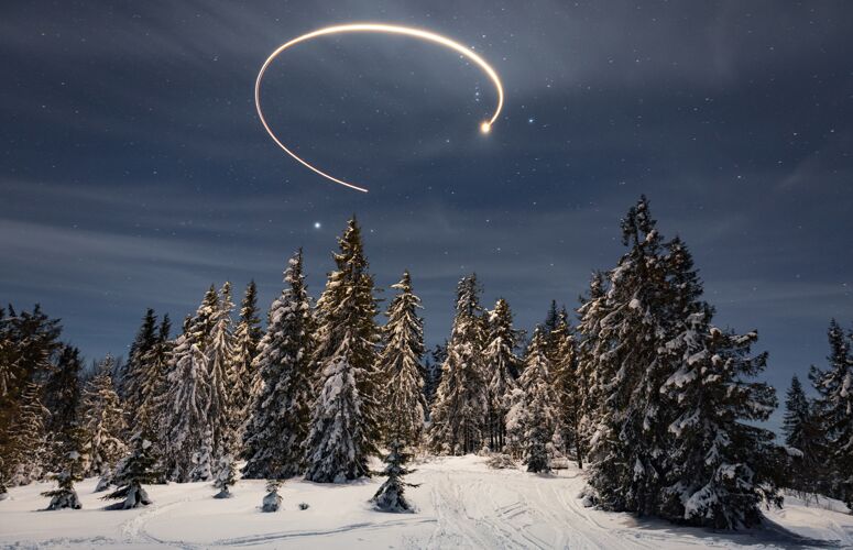 季节一个神话般神奇的轨迹 从一颗明亮的星星在繁星点点的夜空 就像一个奇妙的绿色冰雪覆盖的圣诞树雾峰夜晚