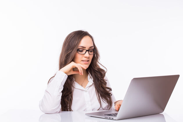 年轻人坐在办公桌上工作的女商人的肖像 笔记本电脑隔着白墙女人工人思考