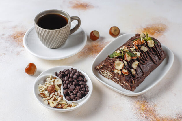 自制马赛克巧克力和饼干蛋糕小吃糕点传统