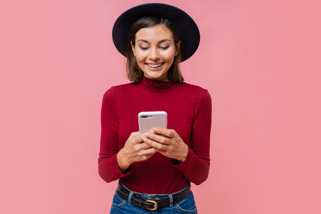 电话漂亮的黑发女人手持现代手机 在智能手机上输入信息彩色微笑通信