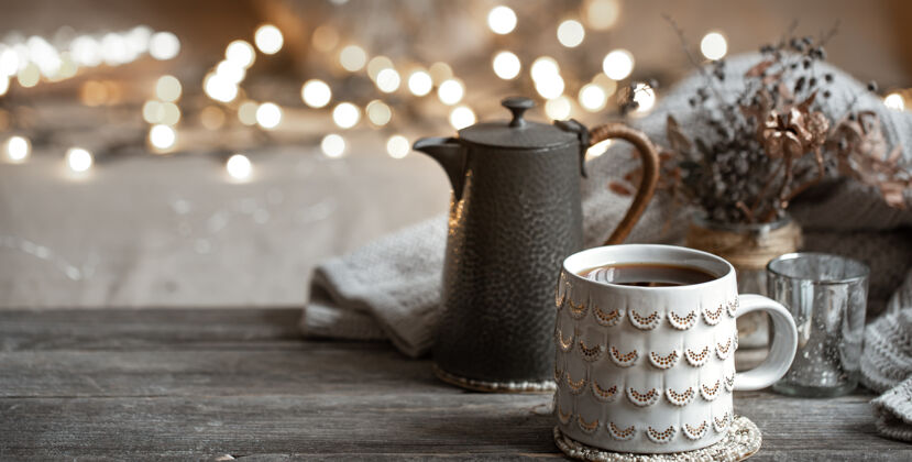 茶壶一杯热饮和一个茶壶在一个模糊的背景下与波基的冬天组成画框模糊背景杯子