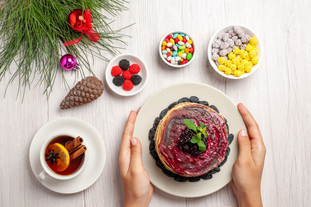 午餐顶视图美味果冻煎饼与糖果上的白色胡椒盘子果冻