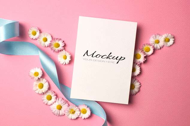 请柬婚礼请柬模型与雏菊花和绿松石丝带粉红色顶视图文具明信片