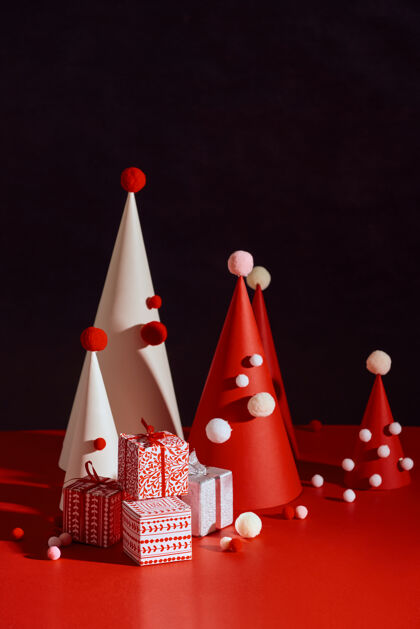 手工制作创意圣诞树红色表面的纸工艺冬天圣诞节