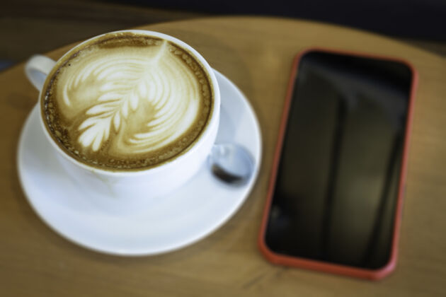 社交距离咖啡杯热拿铁木桌上 股票照片美味早餐香气