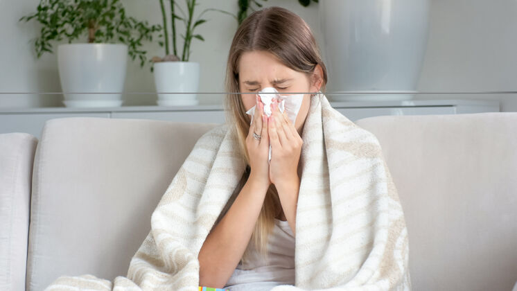 餐巾纸流鼻涕的病妇用纸巾擤鼻涕的画像过敏手帕头痛