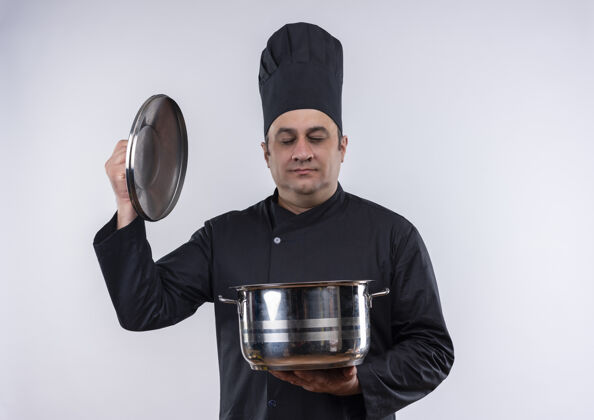 平底锅闭着眼睛的中年男厨师穿着厨师制服拿着平底锅和锅盖中年厨师手持