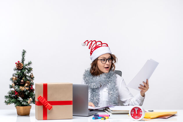 文档工作场所的年轻女性正对着白色背景上的文件工作商务圣诞节年轻女性