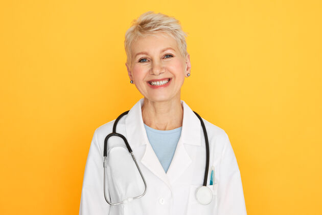 医生自信经验丰富的中年女医生的独立肖像 金色短发 笑容可掬医疗从业者老年人