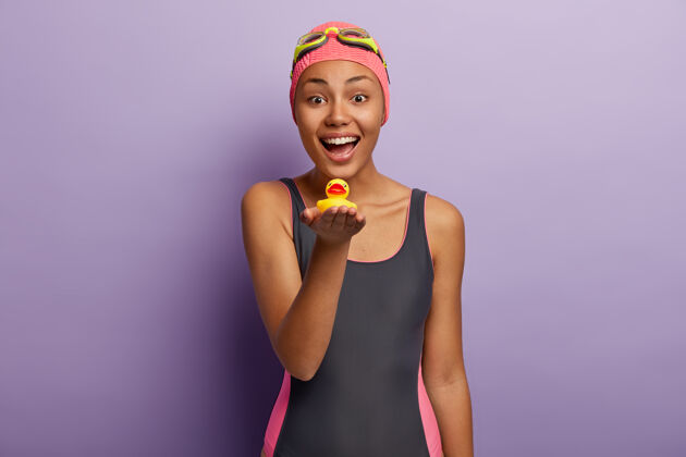 休息快乐乐观的深色皮肤的女人在游泳的时候有快乐非洲护目镜女性