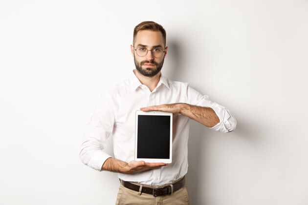 办公室自信的大胡子男人展示数字平板电脑屏幕 演示应用程序 站着成年人衬衫老板
