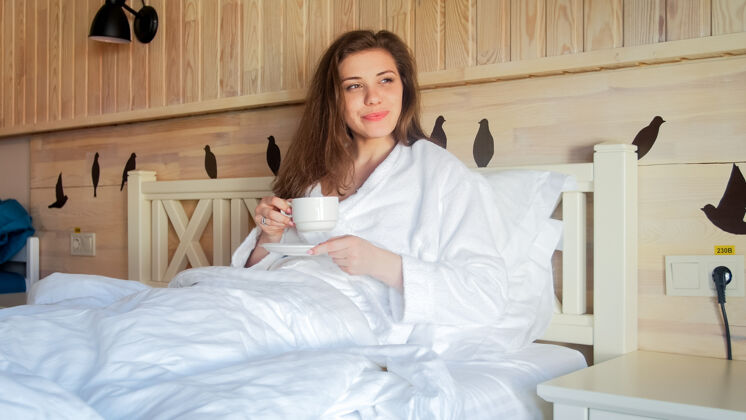 保持早上躺在床上喝咖啡的美女画像休息女人护理
